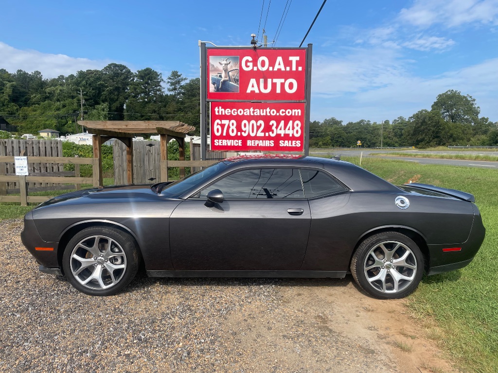 2015 Dodge Challenger SXT's photo